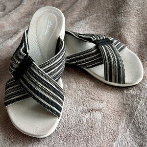 🎬 NWB Clarks Arla Wave Cross-Band Slide Mules